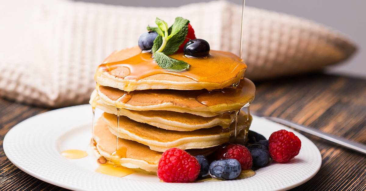 6155d60487ddd1707e0e4606 maple syrup on pancakes